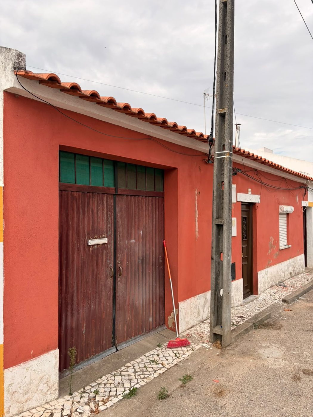 Fachada, ângulo lateral direito, antes da pintura