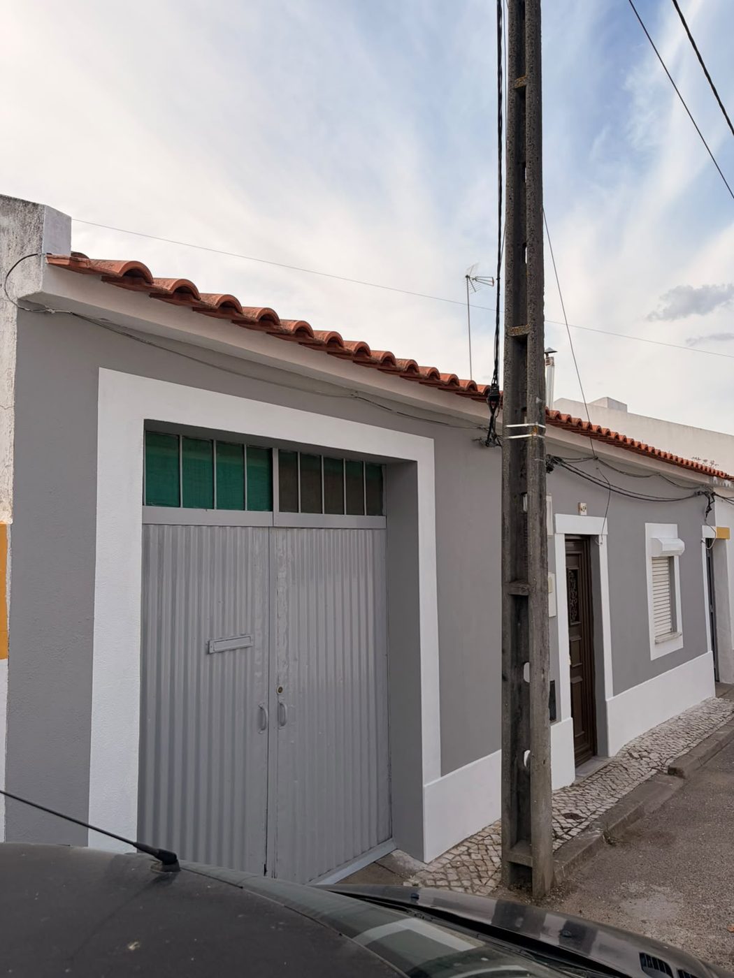 Fachada, ângulo lateral direito, depois da pintura