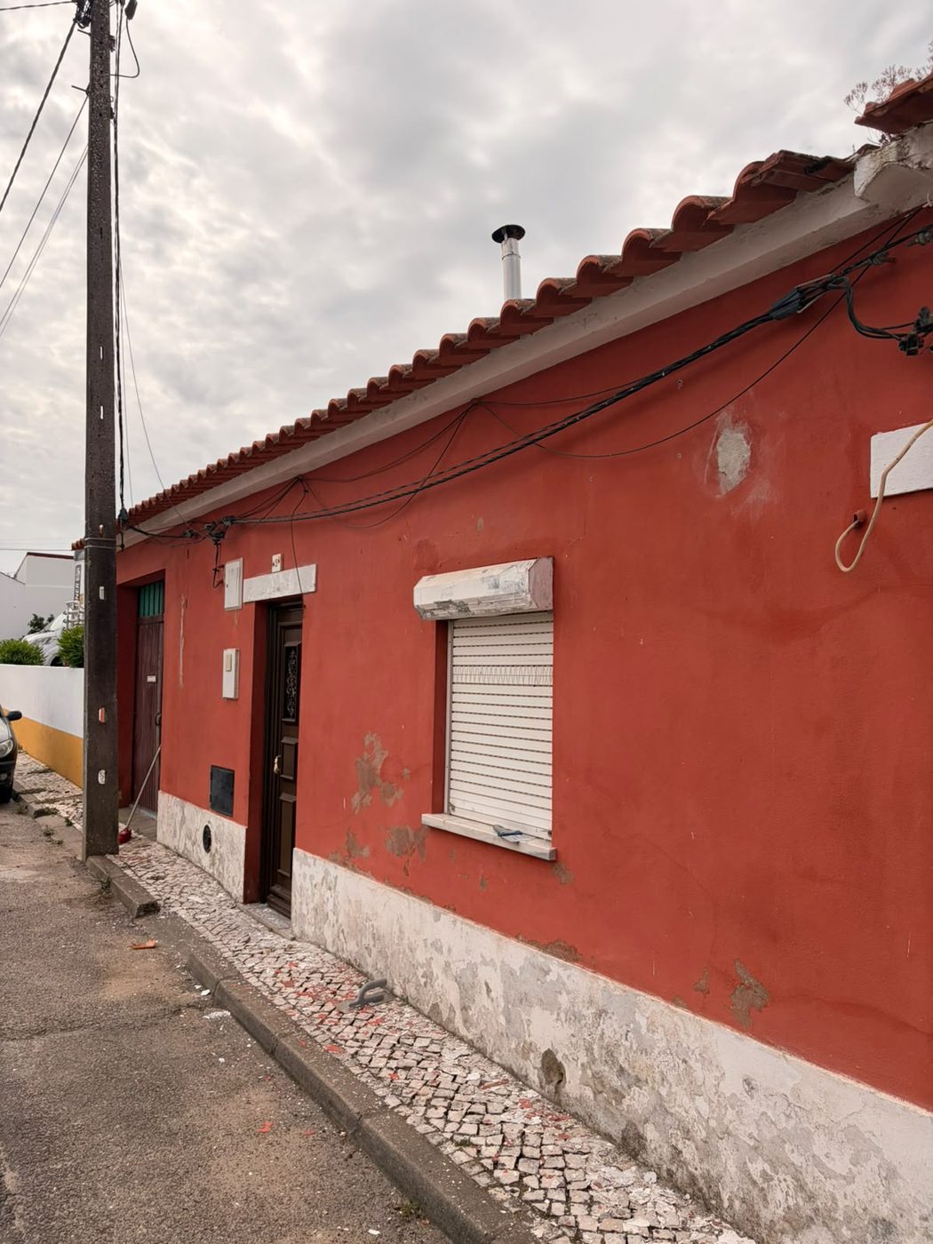 Fachada, ângulo lateral esquerdo, antes da pintura