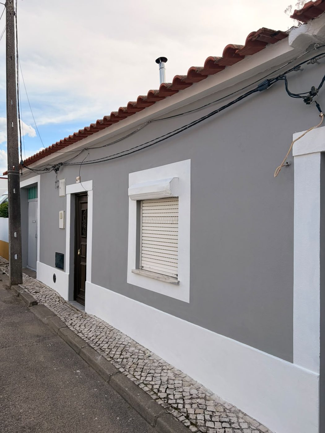Fachada, ângulo lateral esquerdo, depois da pintura