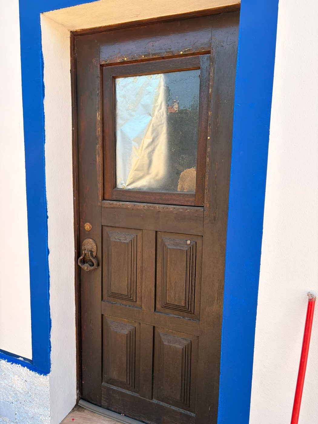 Porta de entrada antiga antes do envernizamento