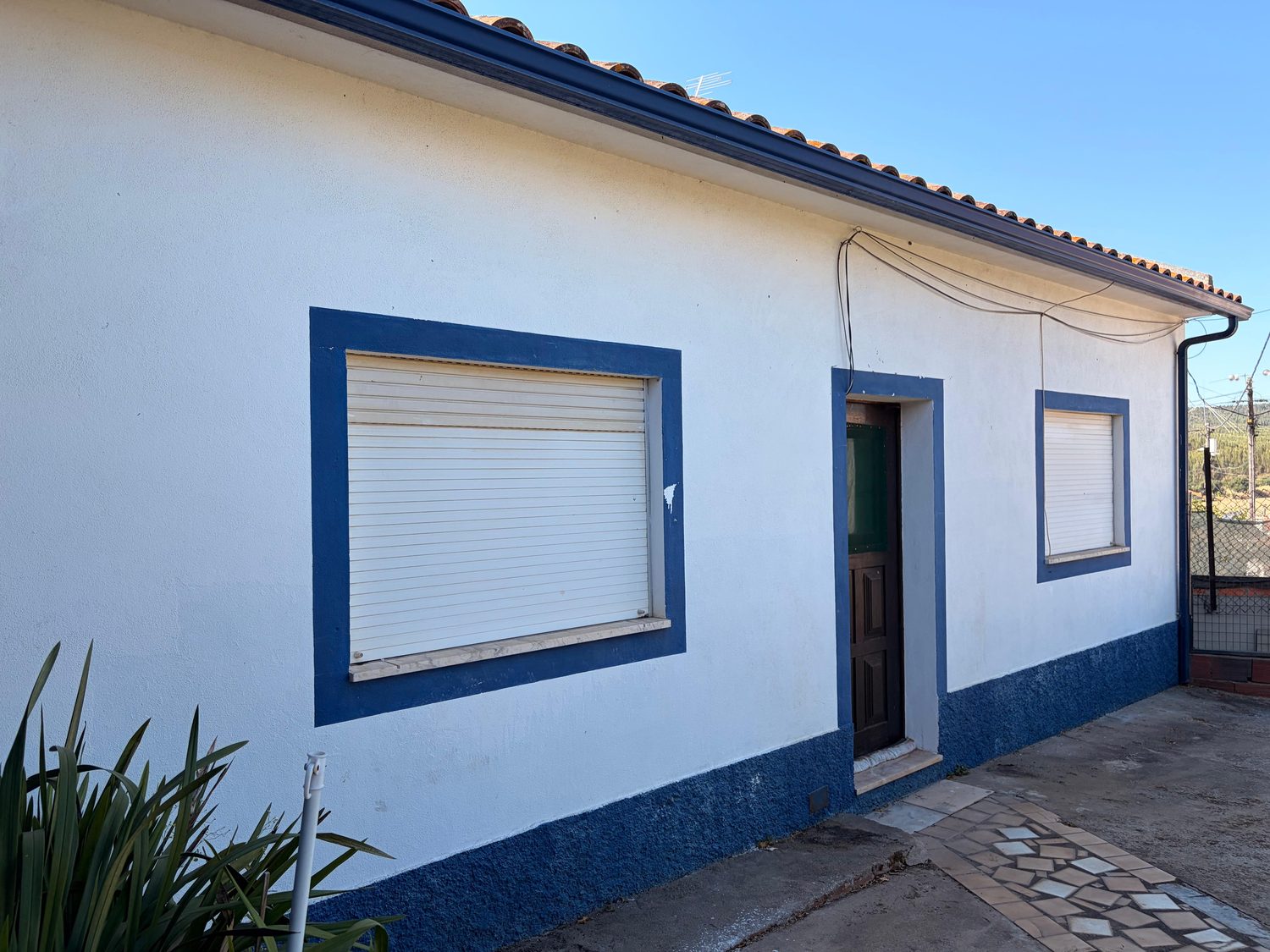 Fachada frontal da casa antes da pintura