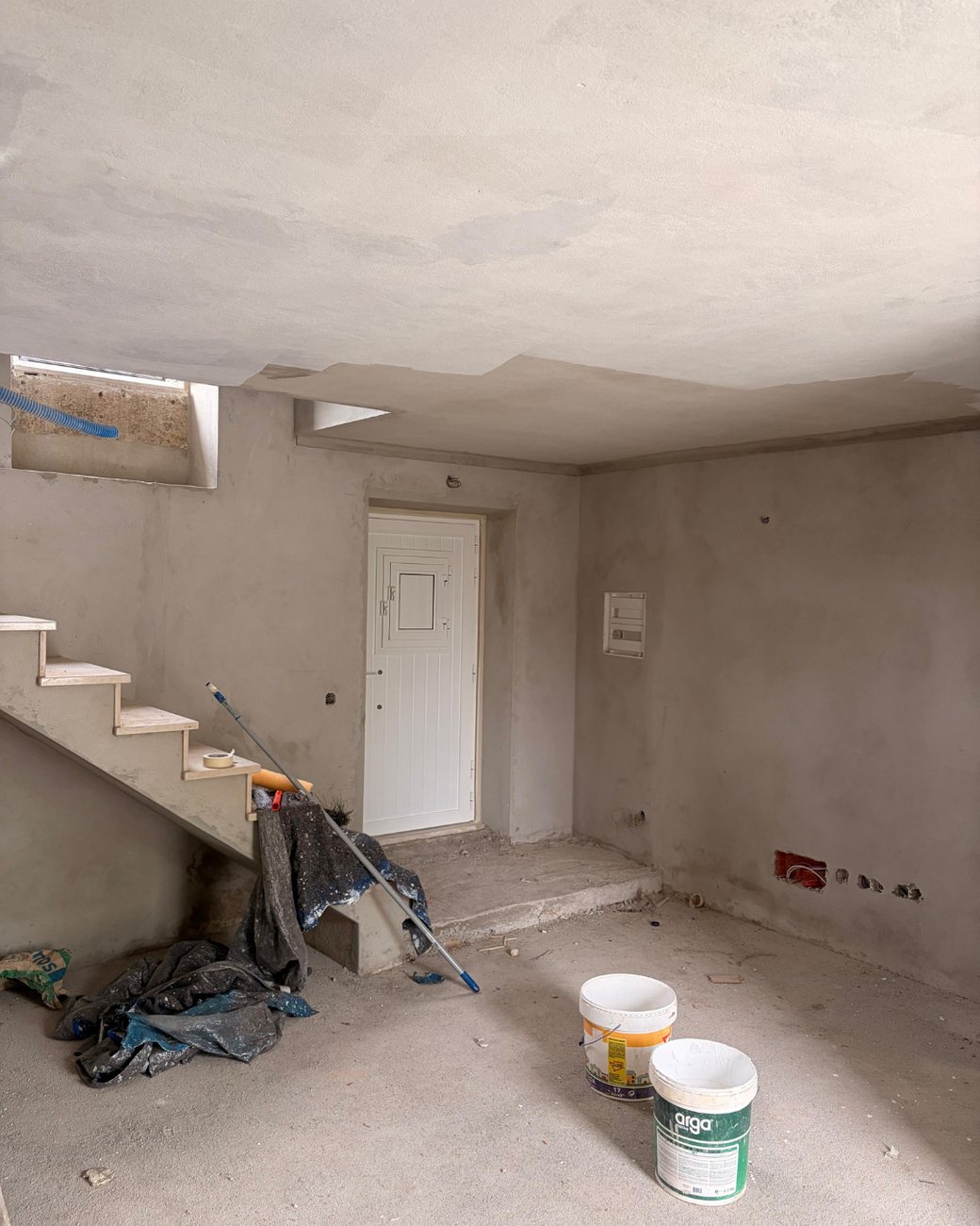 Zona das escadas, antes da pintura