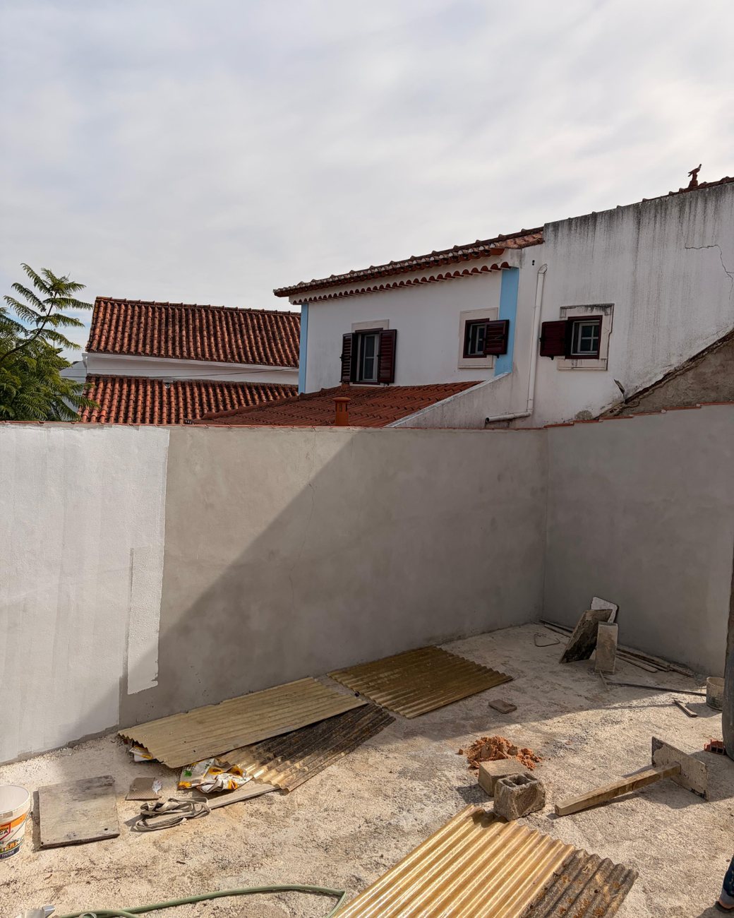 Pátio exterior, antes da pintura